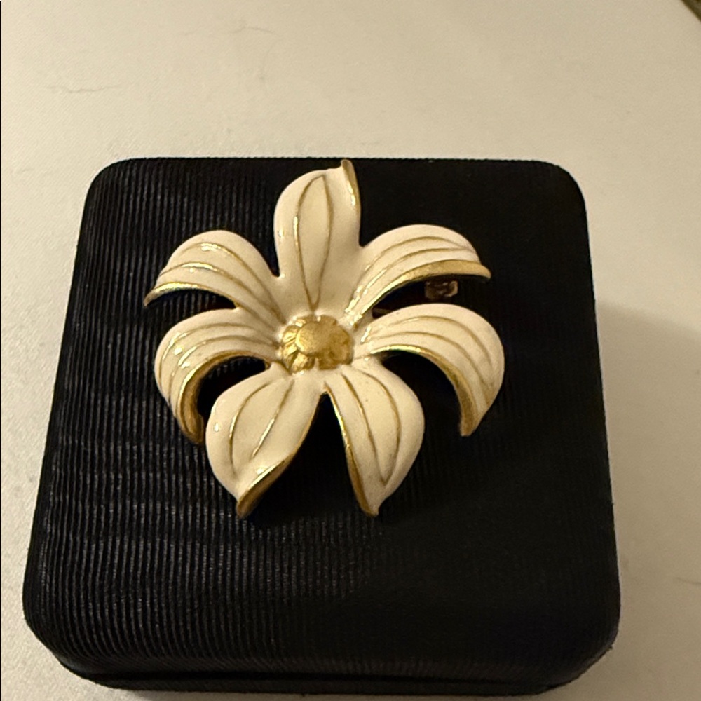 Vintage Gold and Cream Floral Brooch